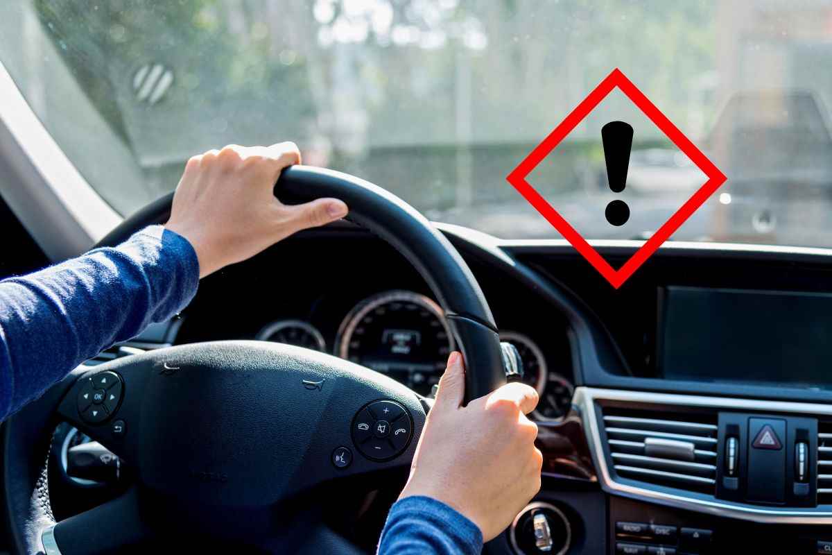 Automobilista alla guida nel traffico