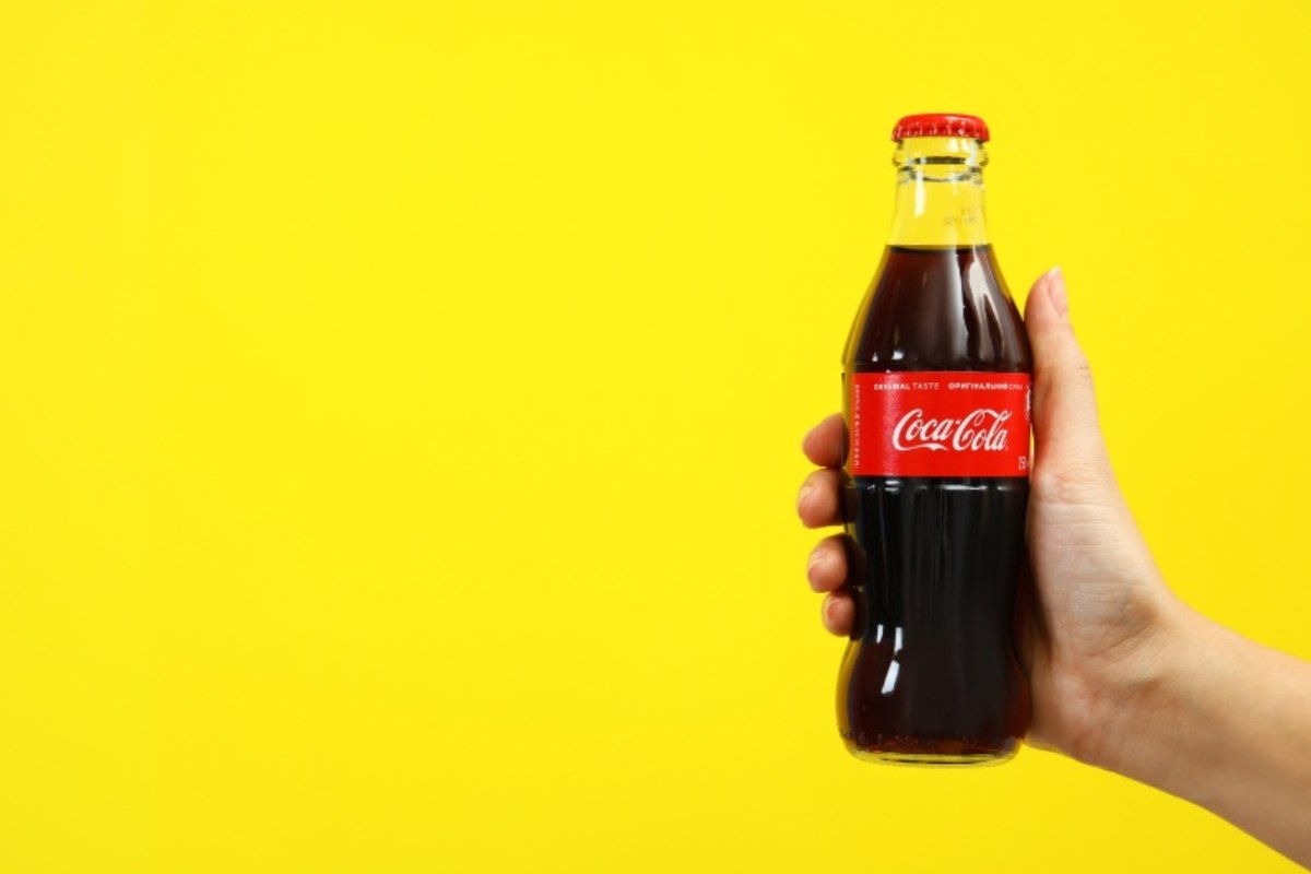 Bottiglia di Coca Cola su sfondo giallo