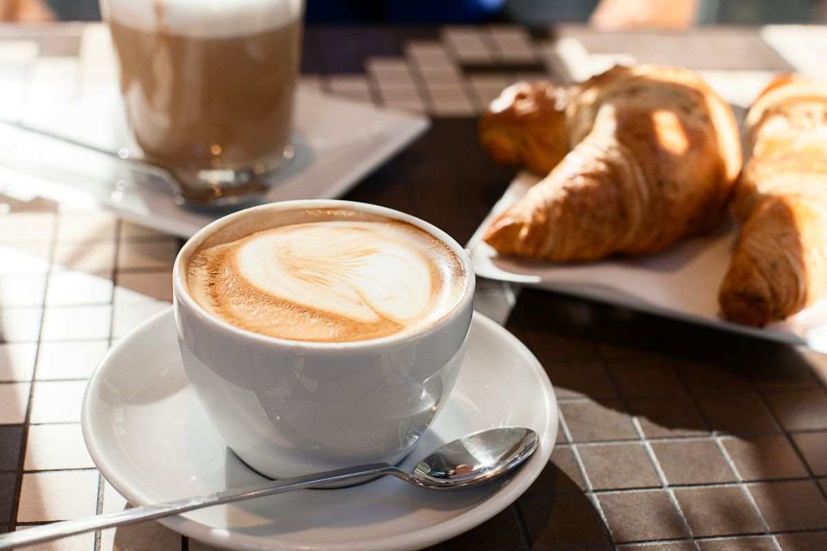 Colazione con cappuccino e cornetto