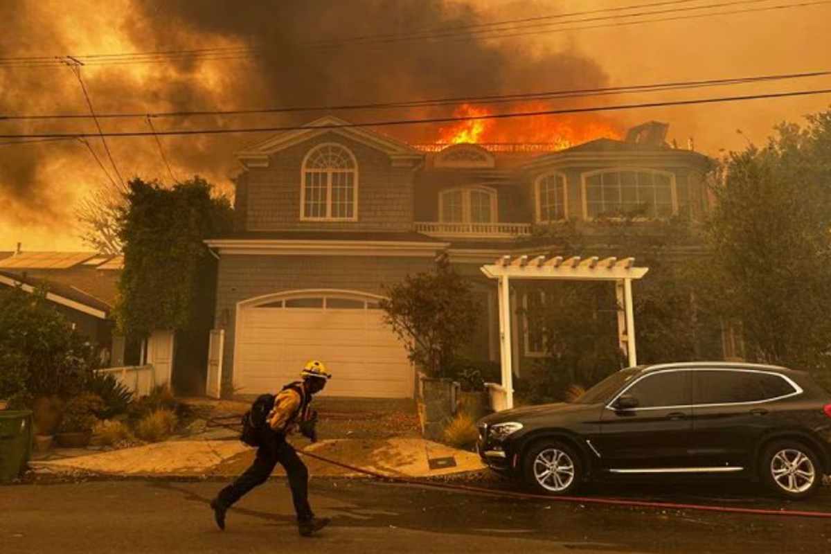 I soccorsi intervengono per spegnere le fiamme