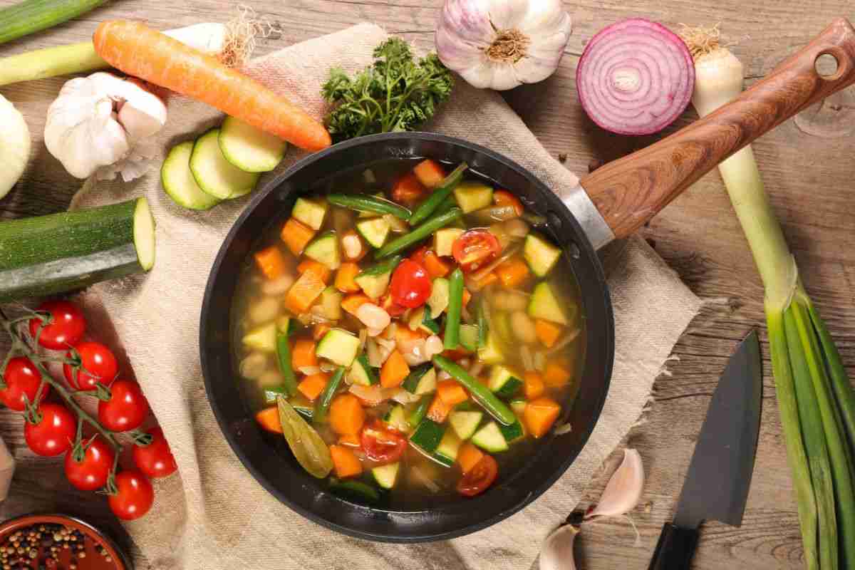 Minestrone di verdure appena preparato