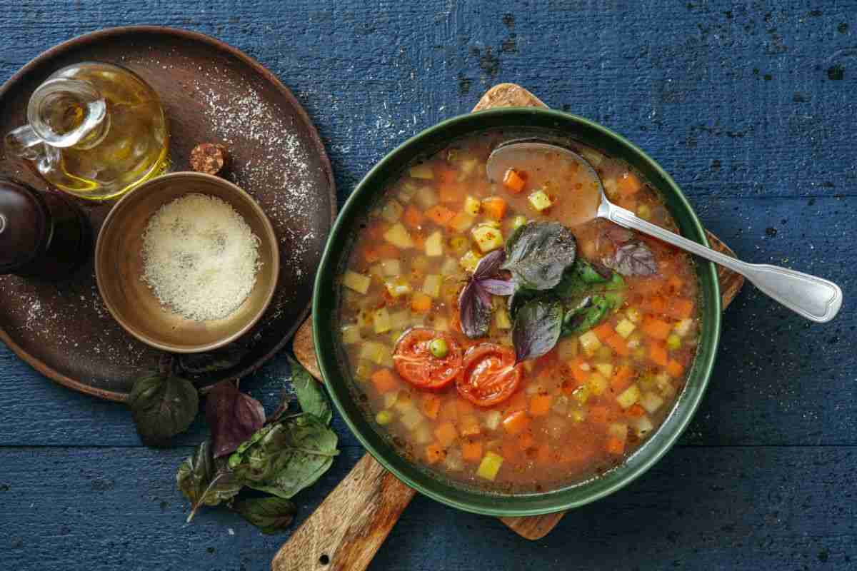 Piatto con minestrone servito in tavola