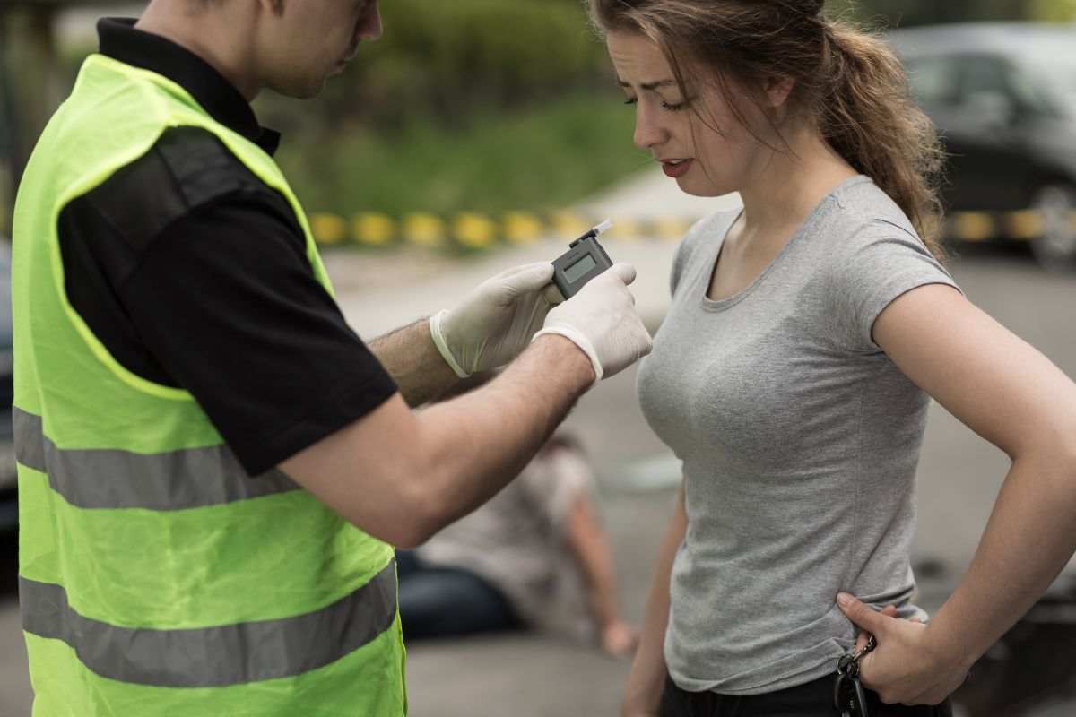 Ragazza fermata in auto per test