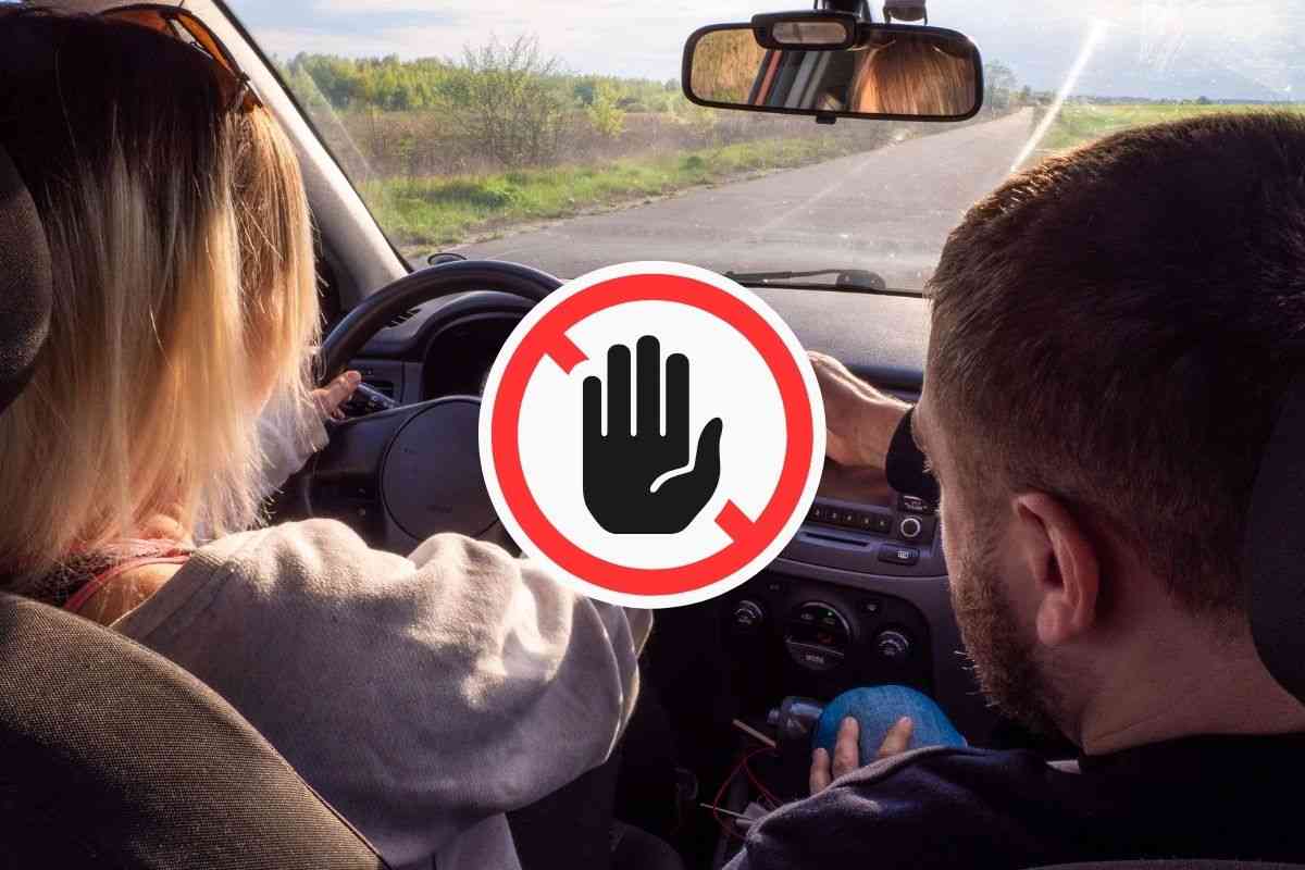 Ragazza guida auto con accanto il partner