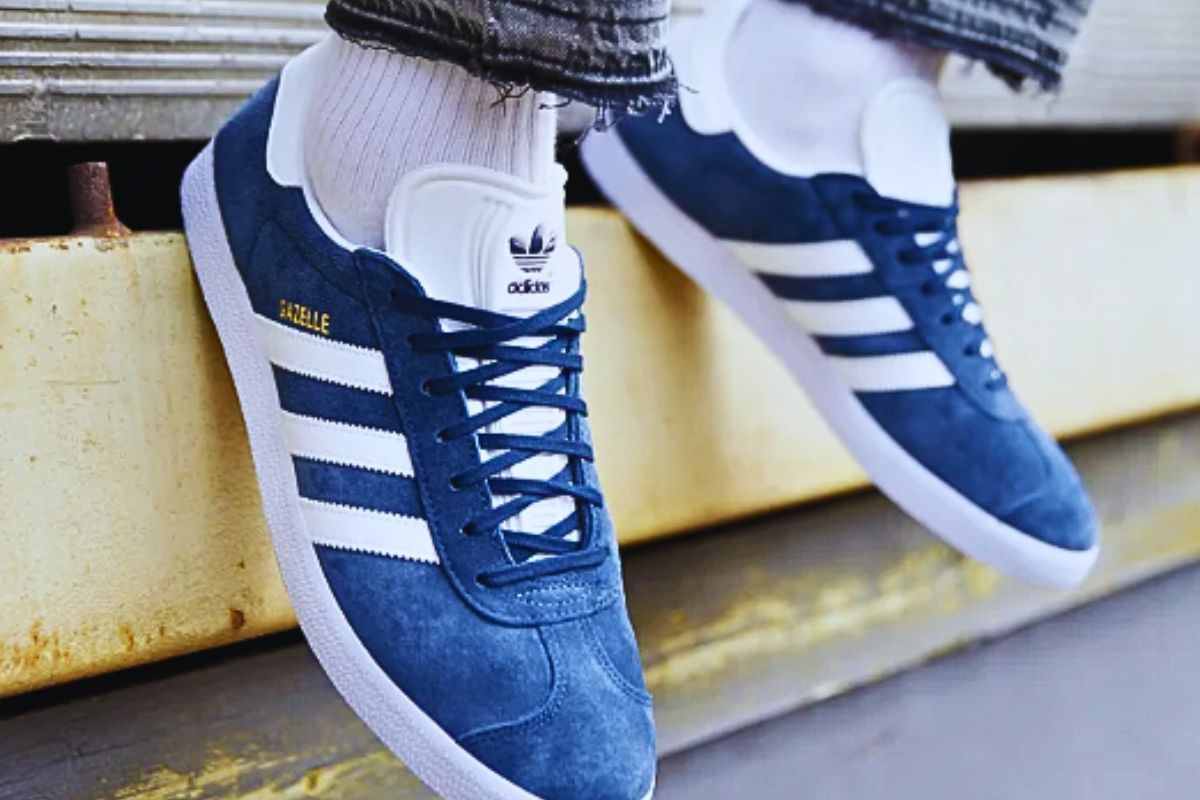 Ragazzo indossa un paio di scarpe Adidas